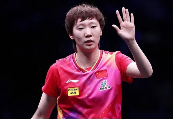 瑞典马尔默的球馆里，电子记分牌刚刚定格——早田希娜3比0横扫了法国华裔老将袁嘉楠