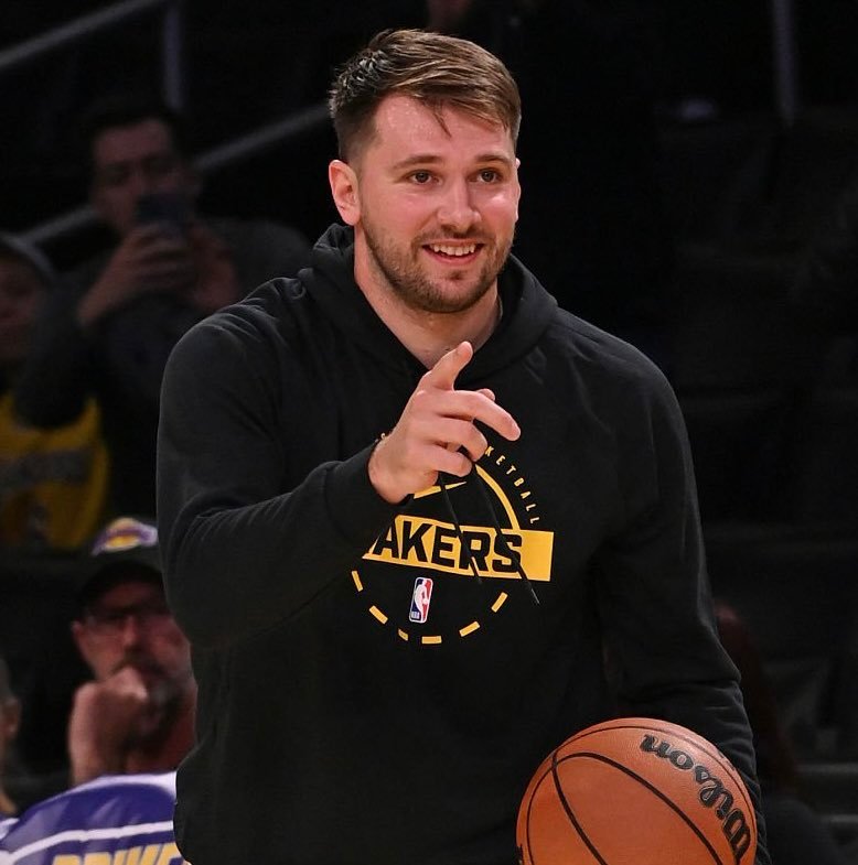 根据数据统计，卢卡·东契奇本赛季在NBA篮下投篮命中率（93.5 %)领先全联盟