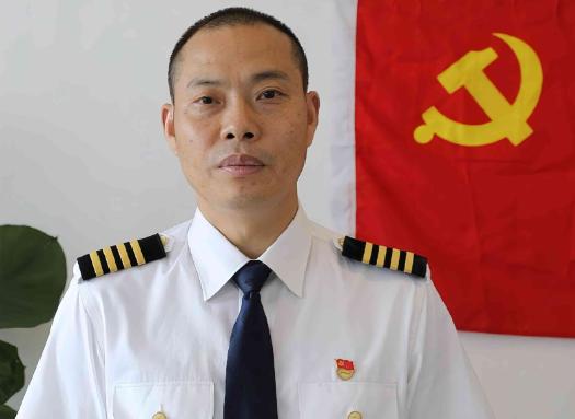 2018年，英雄机长刘传健获 500 万重奖，妻子一番话戳中人心：愿民航不必诞生