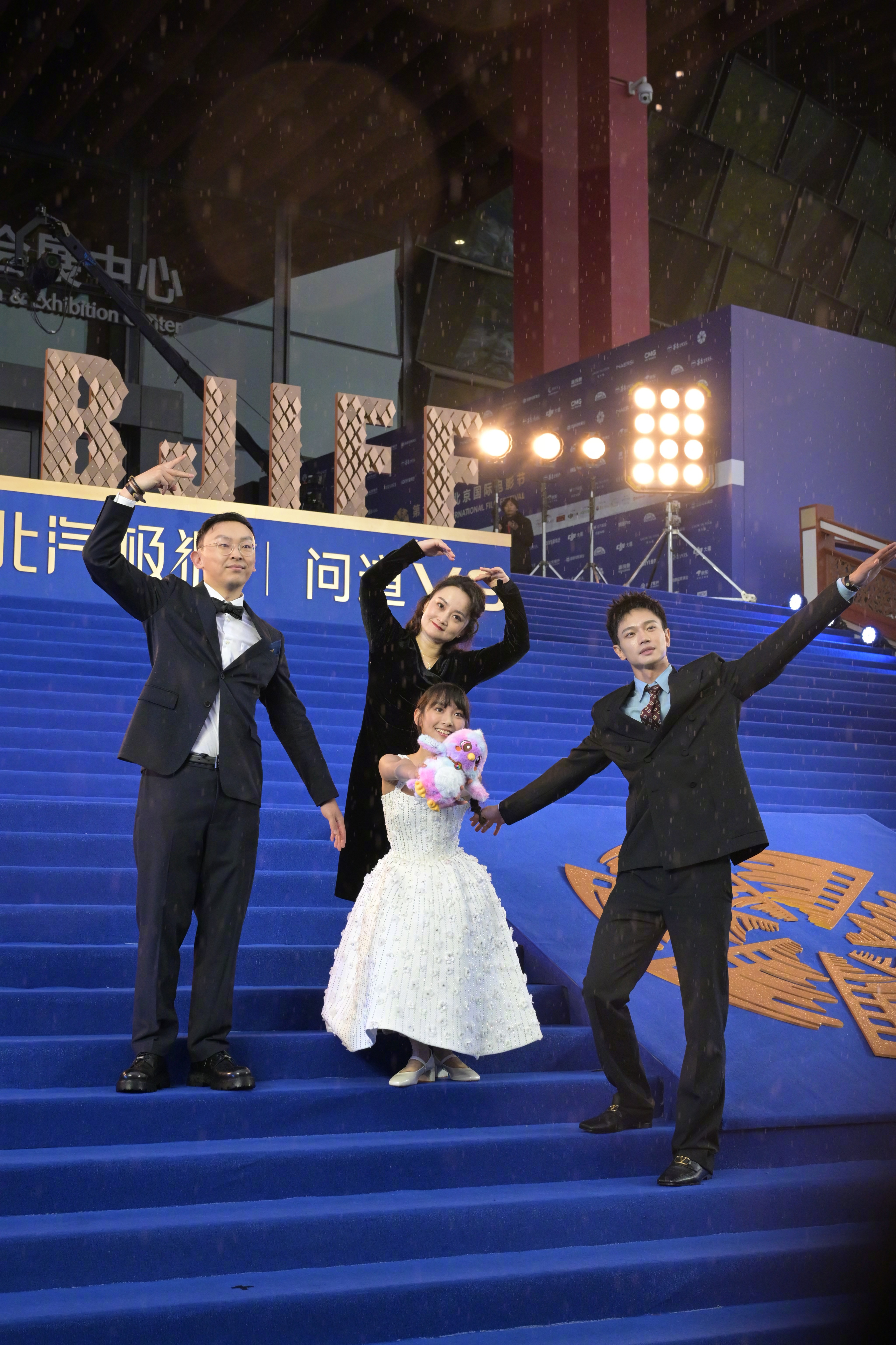 北京国际电影节《偷偷藏不住》导演张裕笛，主演朱珞宁、周皓崎；《鸳鸯锅》导演关晶、