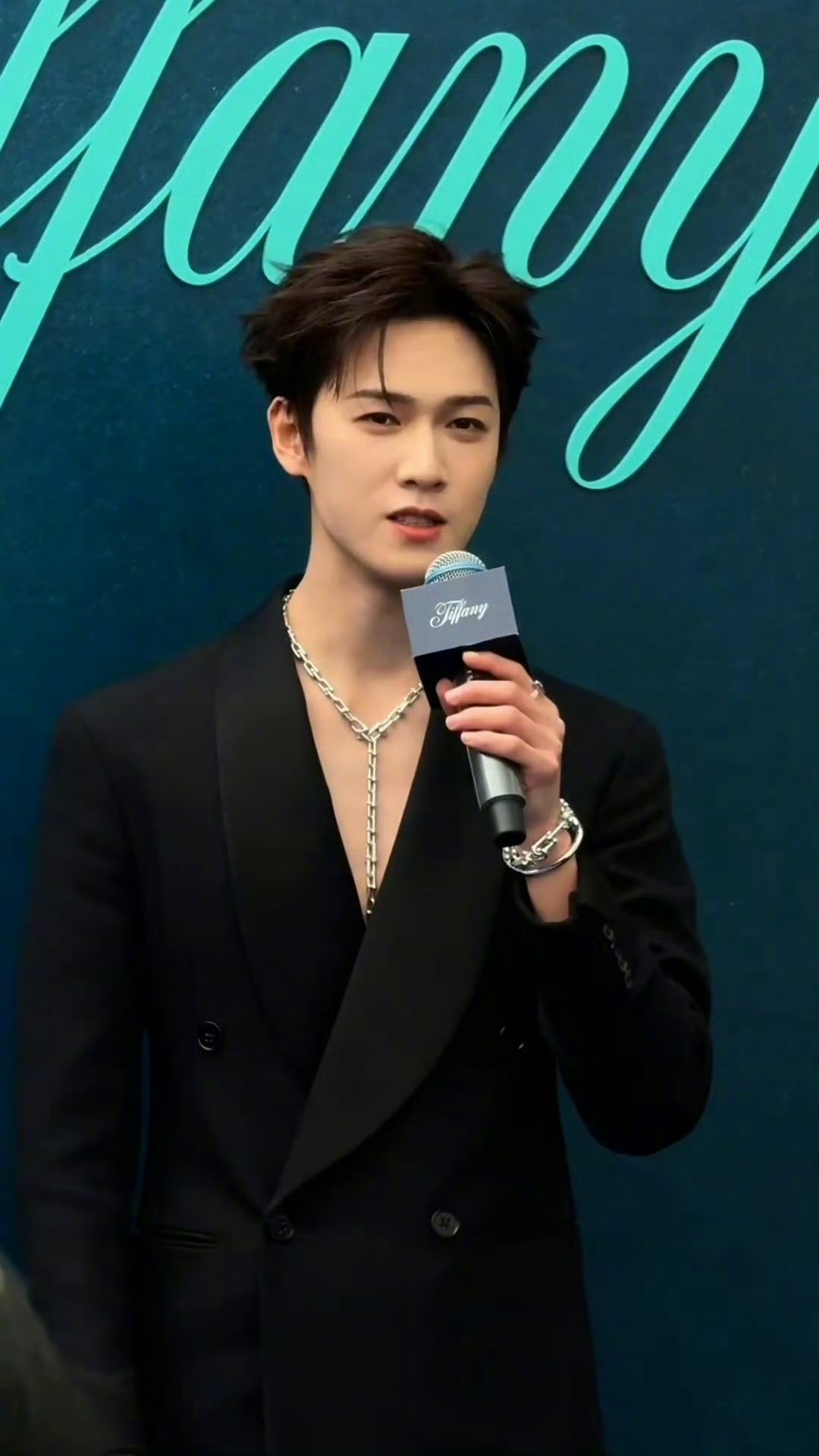 Tiffany活动今日品牌方活动生图来品一下。嘉宾🈶唐嫣，宋雨琦，钟楚曦，李昀