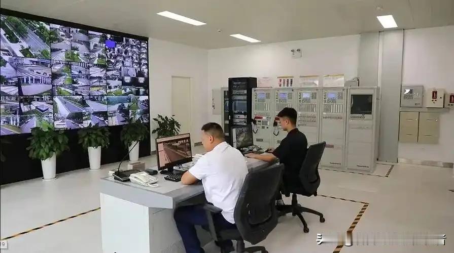 为什么好多小区要更换物业公司，新旧物业公司会爆发很多矛盾？有些业主明明交了物业费