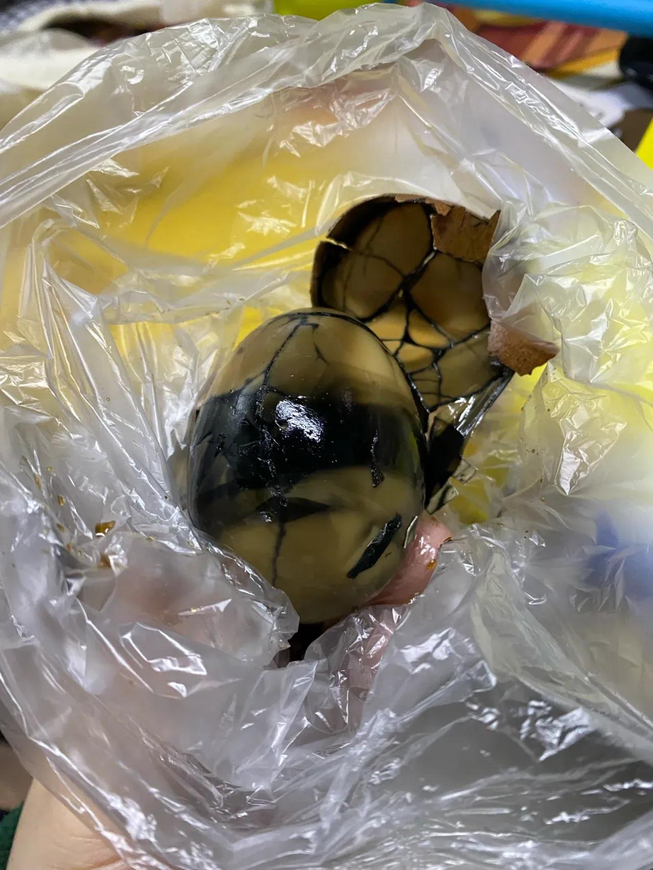 不懂就问，这茶叶蛋为什么会这么黑？能吃吗？
今天早上买的茶叶蛋，放着忘记吃了，晚