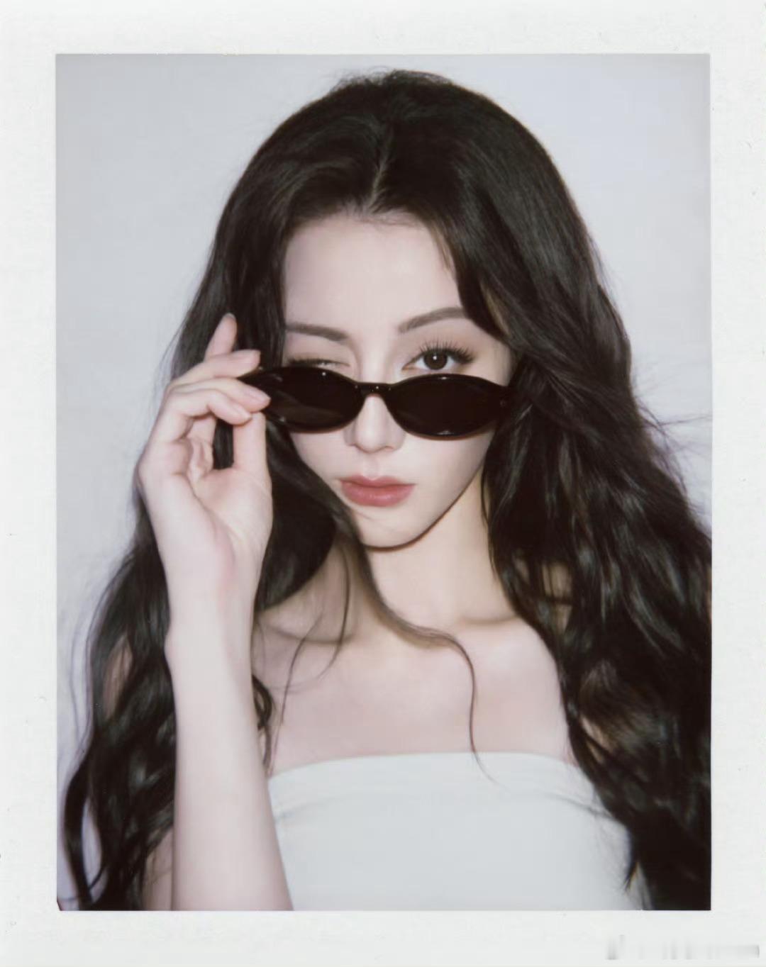 迪丽热巴撕拉片 P图这是什么绝世大美女啊！从小美到大的大美女！只有长得丑的人才会
