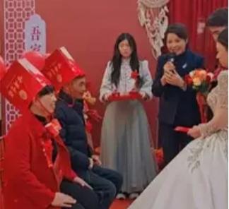 刚下过雪的河南周口，寒风像刀子似的刮在脸上，气温低到零下3℃，新娘穿着单薄的露肩