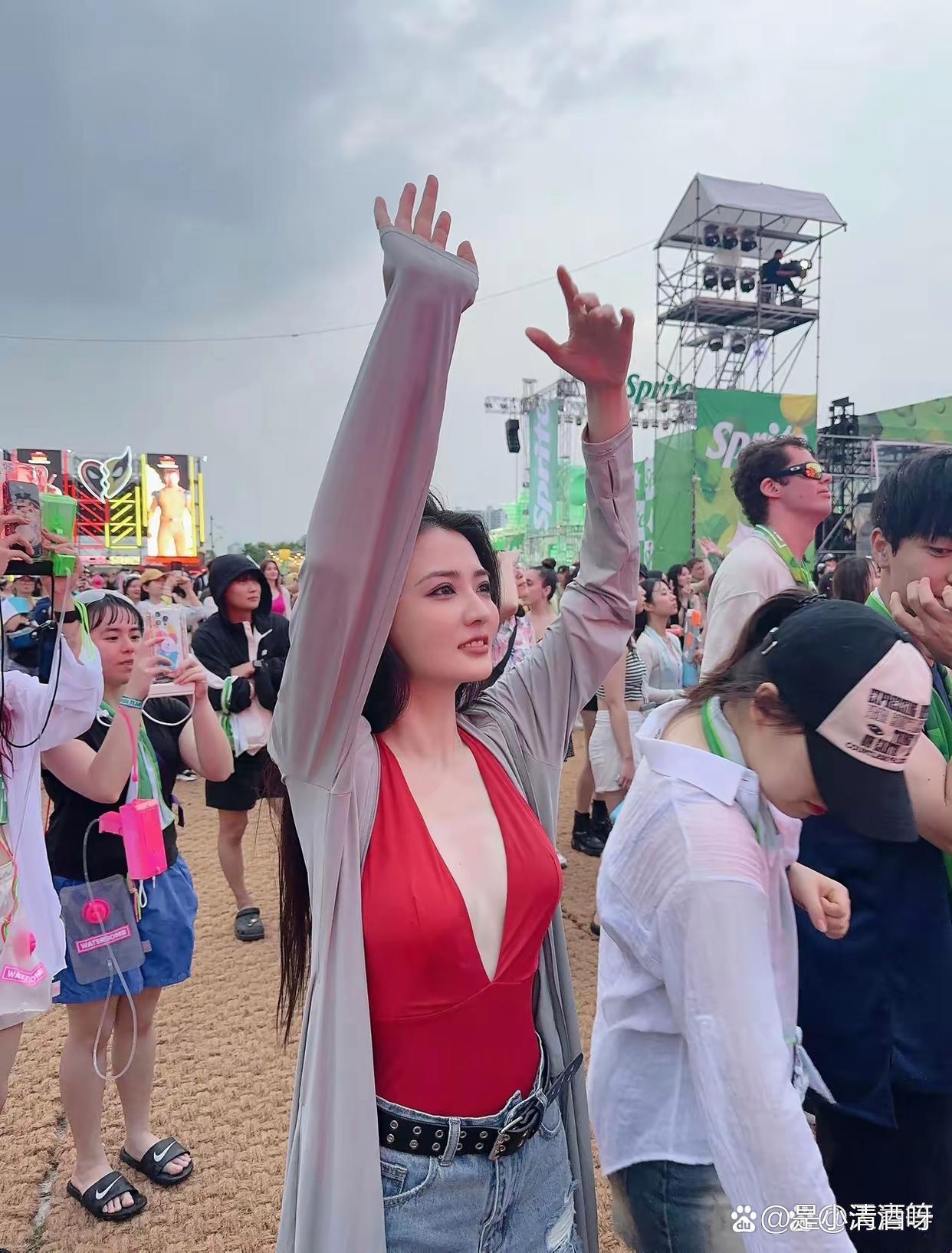 徐璐音乐节，这身装扮也太美了吧 