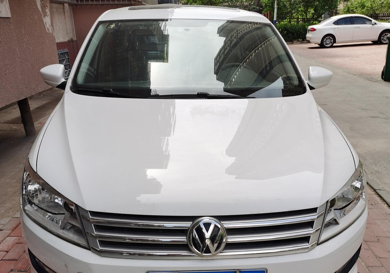 2014年提回这台新桑塔纳时，满心都是踏实与期待。当年它凭借简洁稳重的外观、可靠