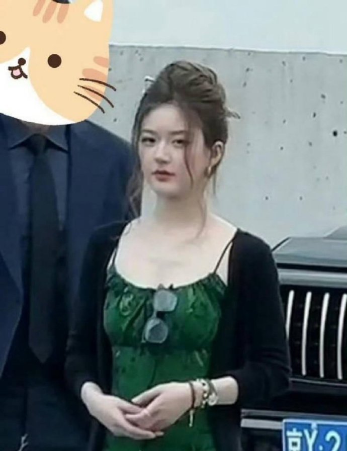 有人发现赵露思最新路透造型和《疯狂动物城》里那个老鼠大佬的女儿很像，甚至连名字都