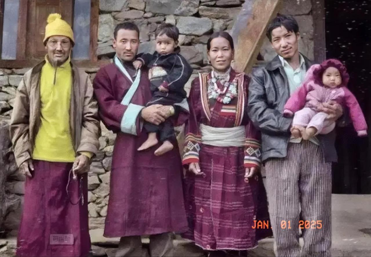 尼泊尔这个国家实行一妻多夫制，这是女主人与三位丈夫及他们的孩子的合影。