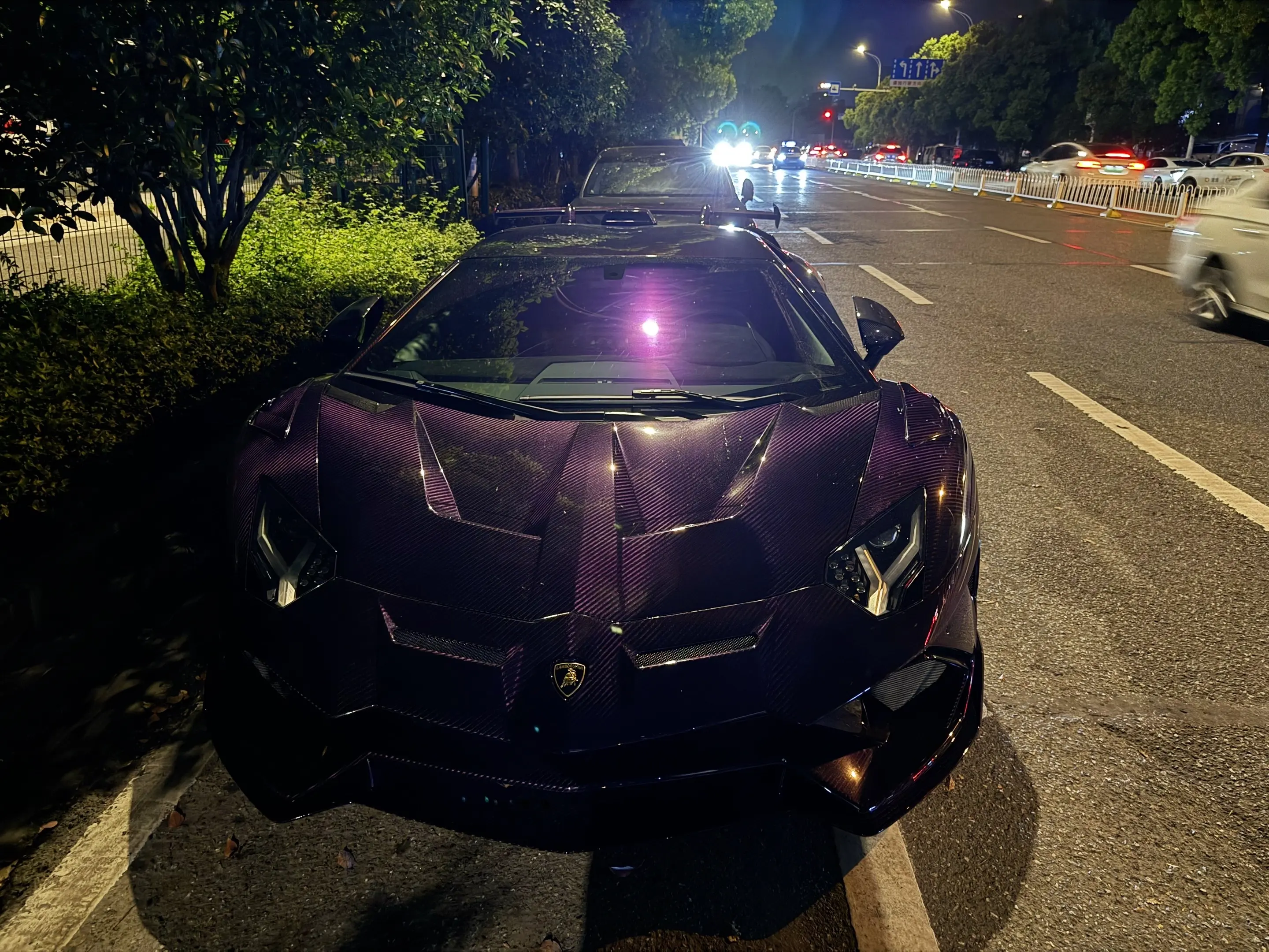 偶遇大陆地区第二台兰博基尼SVR 紫色外加轮毂全车紫色碳纤维太夸张了出...
