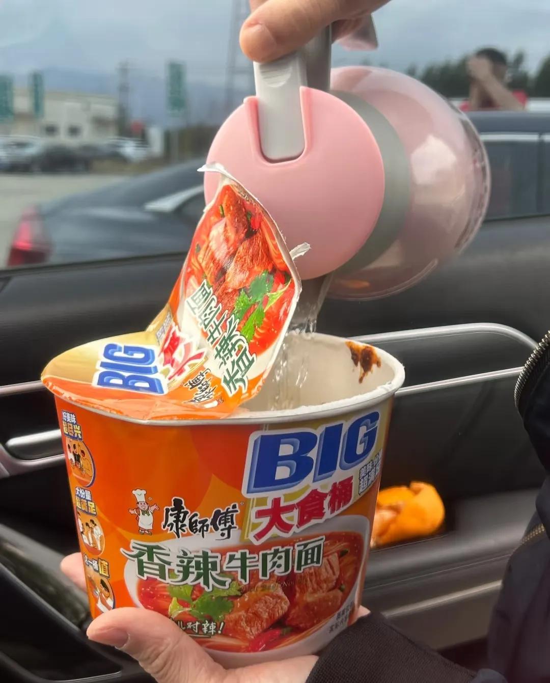 自驾回老家路过服务区，发现个特有意思的事儿：好多人捧着泡面吃得满头汗，可旁边餐厅
