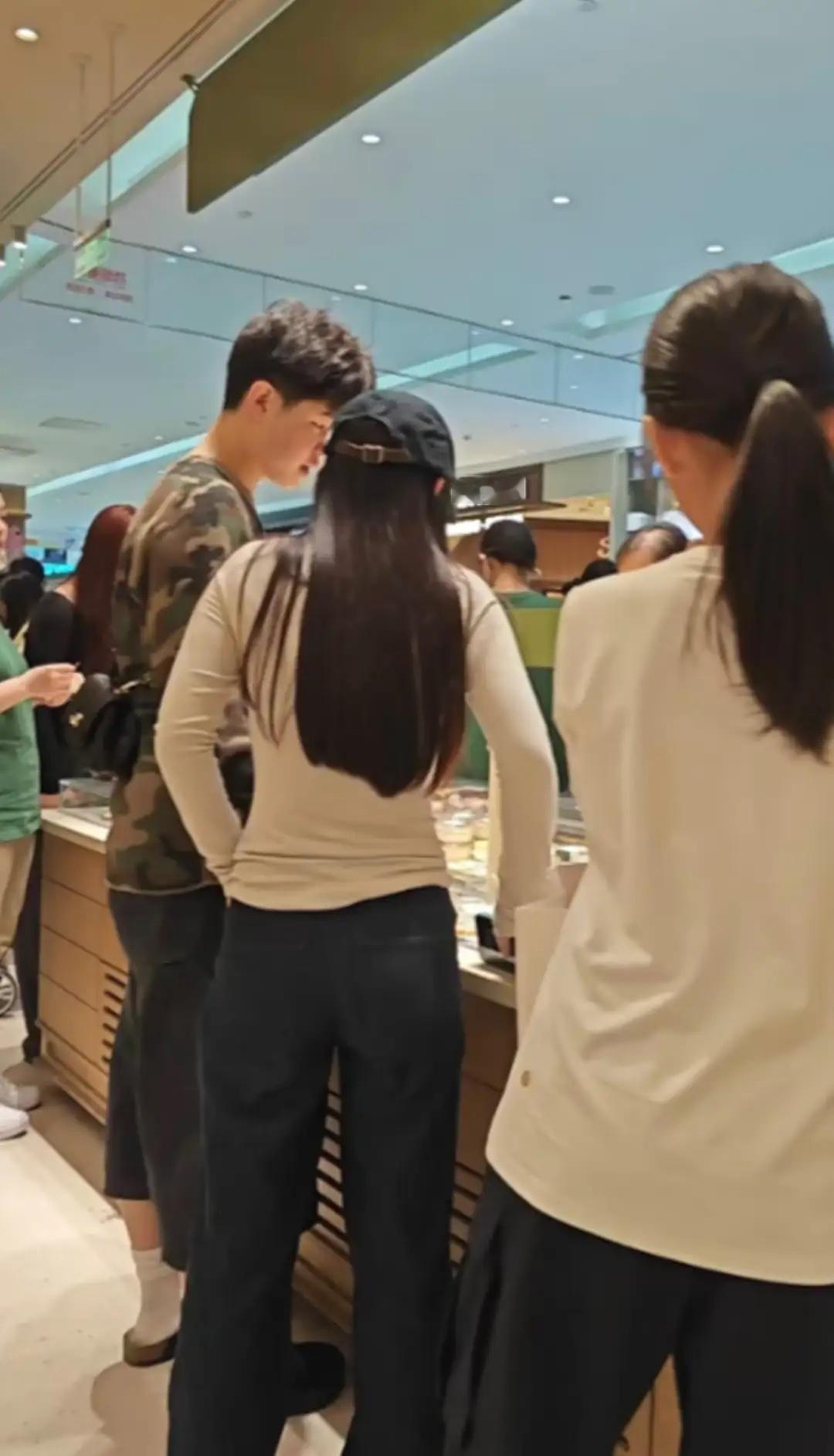 沙溢胡可大儿子陪女生逛街沙溢儿子安吉陪女生逛街时间过得好快，安吉褪去稚嫩长相愈发