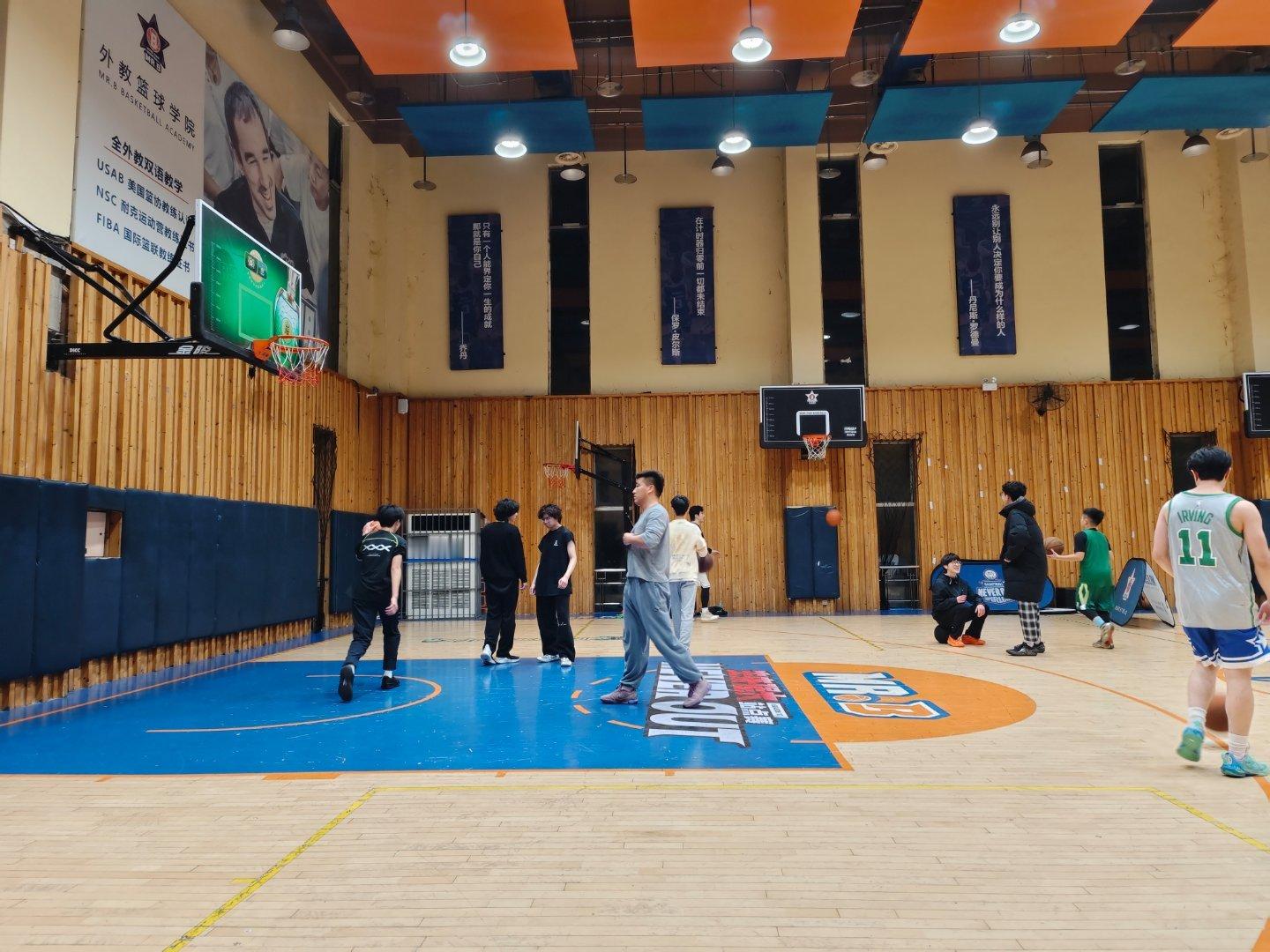 将近10天没打球，今天跑两步就腿软，看来休息的时候核心训练不能停。 