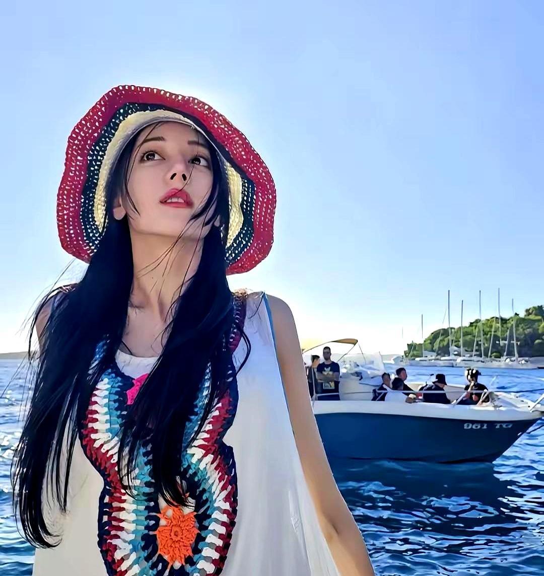 迪拜机场的航班指示牌全线翻红，迪丽热巴硬生生在候机大厅熬了72个小时。头顶的领空