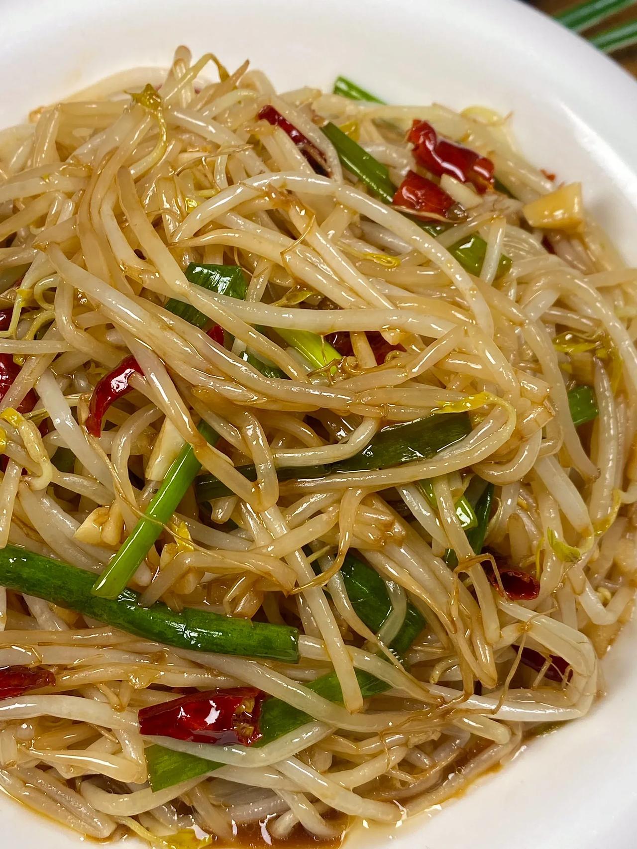 饭店里的经典做法，醋溜豆芽，以前一点也不爱吃这玩意…自从学会了这个做法，一盘都不