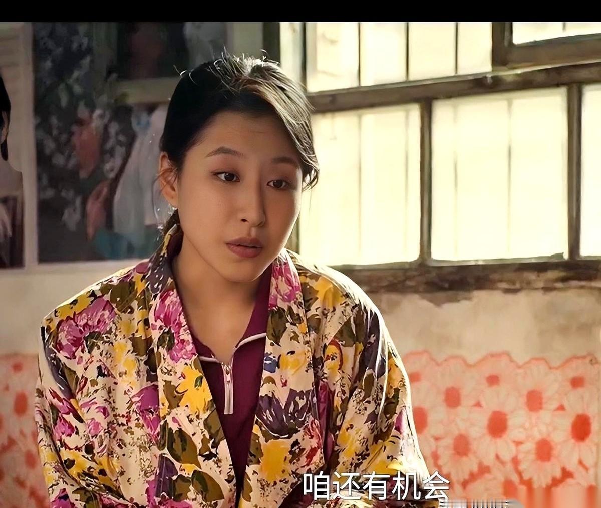 小说里有个叫周玉芝的，看得人真憋屈。
眼瞅着新人忆秦娥上来就演主角，拿的钱，跟她