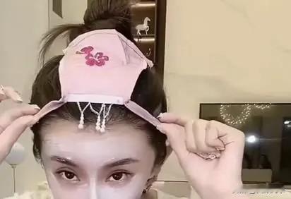 平荣展示q趣套装为增进二驴夫妻感情，爽儿“耍宝”将内Ku套头上！

      