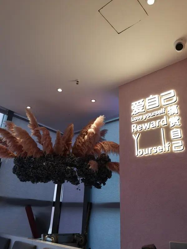 近日，多家外媒把目光齐刷刷地投向了中国“情绪经济”的发展，就像一群好奇的小猫盯着