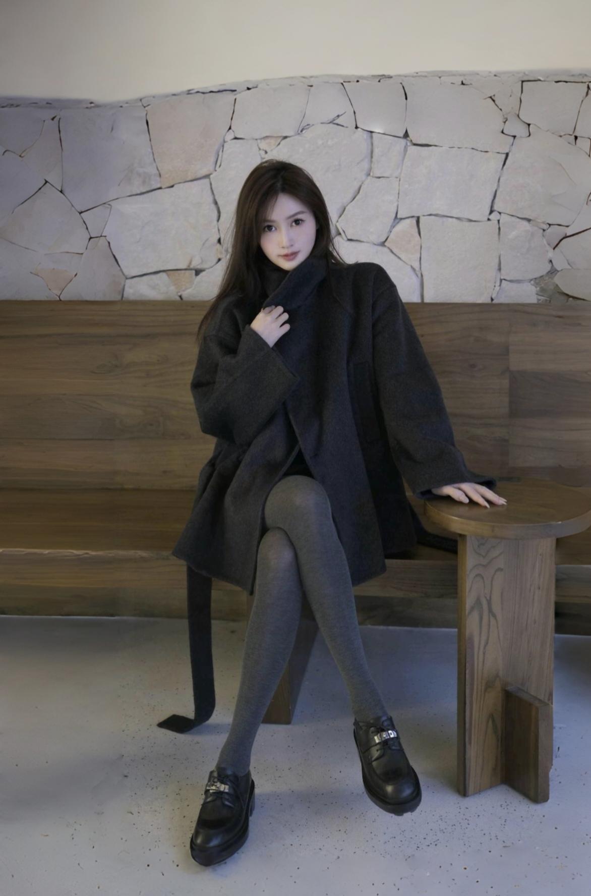 大衣厚黑配齐，晚茶约起。
御姐 美出高级感 秋冬穿搭 厚黑 御姐风大衣 御姐风穿