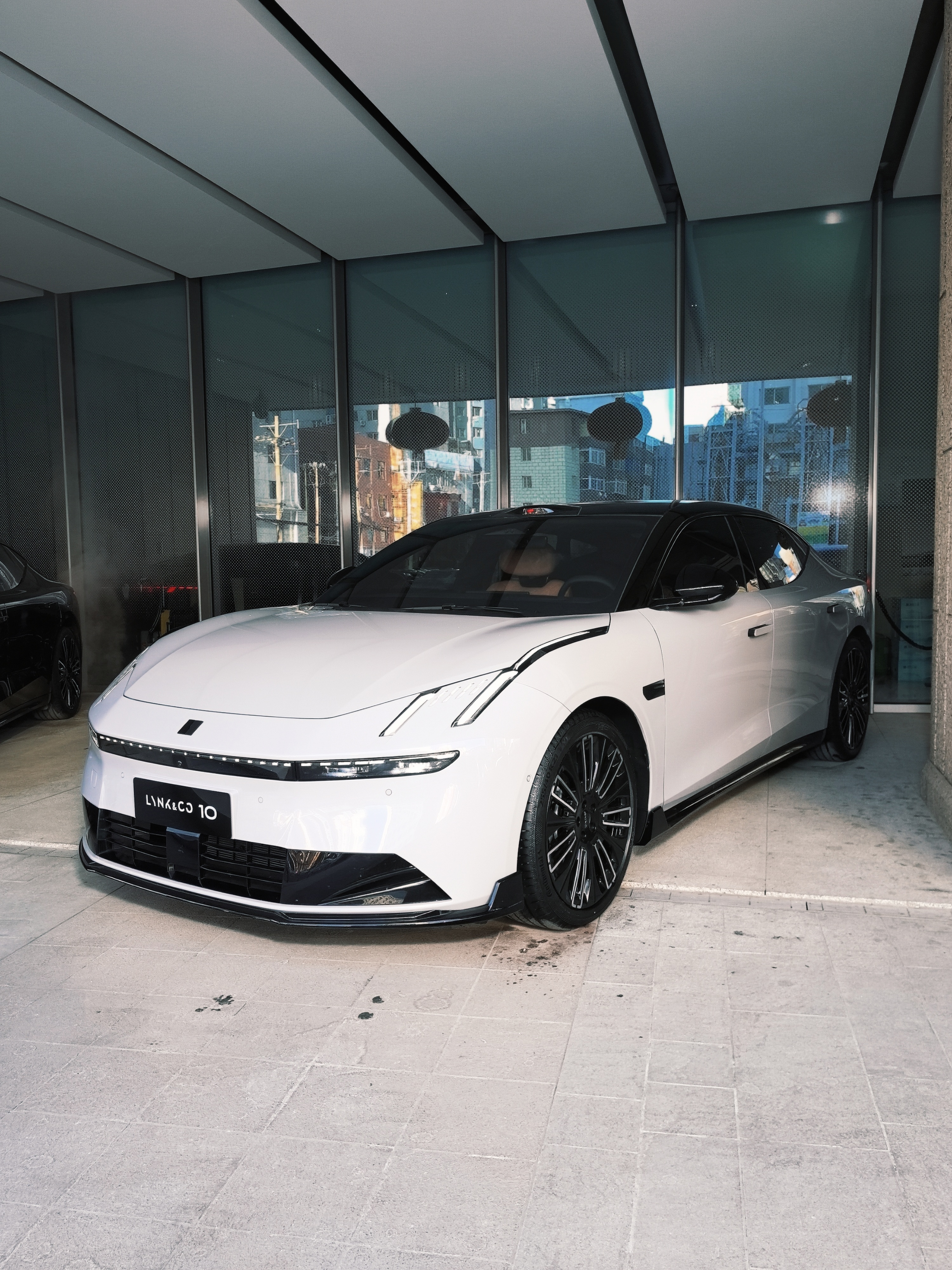 昨天参加领克在沈阳举办的CO:TALK，我再次鉴赏了一下领克10 EM-P，这车