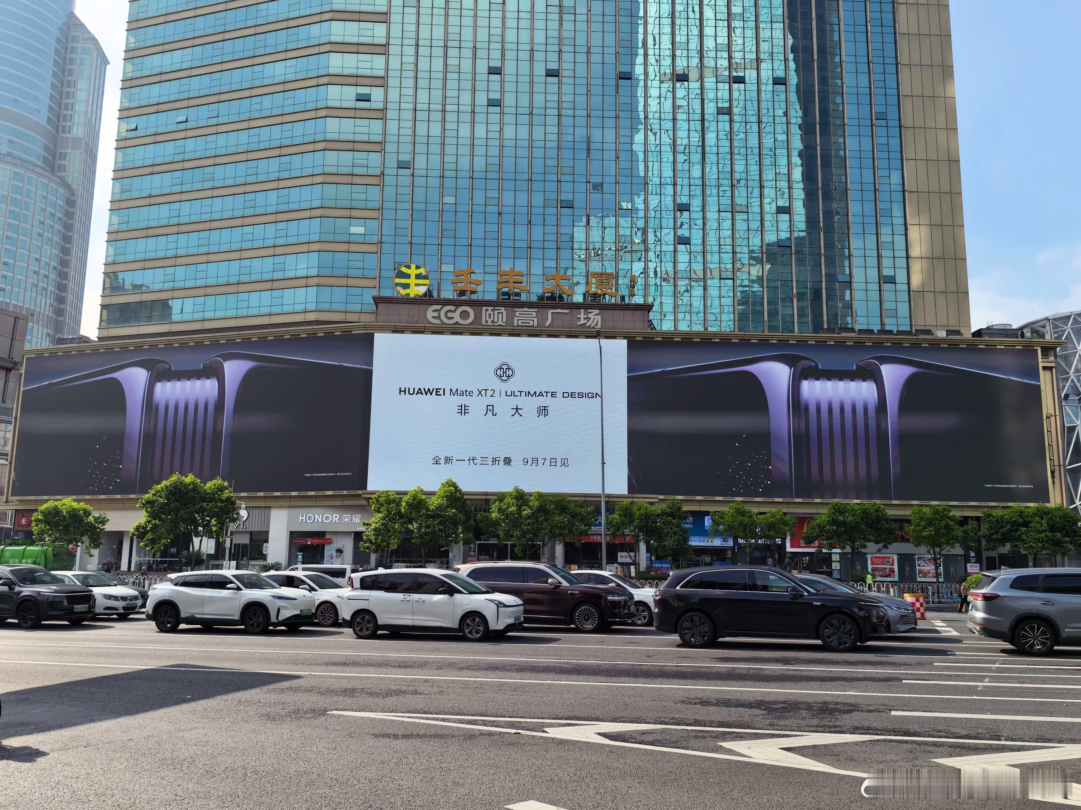 杨幂[超话]杨幂三折叠片场花絮杨幂首曝三折叠新功能 刷到路透片段的时候我还在想她