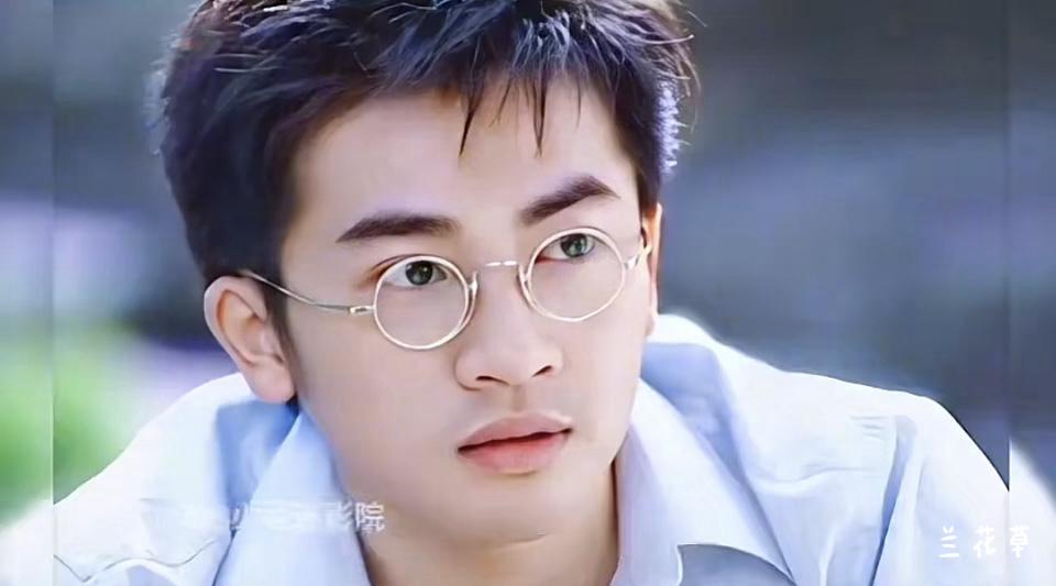 这是原版的苏有朋，电视剧《情深深雨濛濛》中的杜飞，小虎队里的“乖乖虎”。
不知从