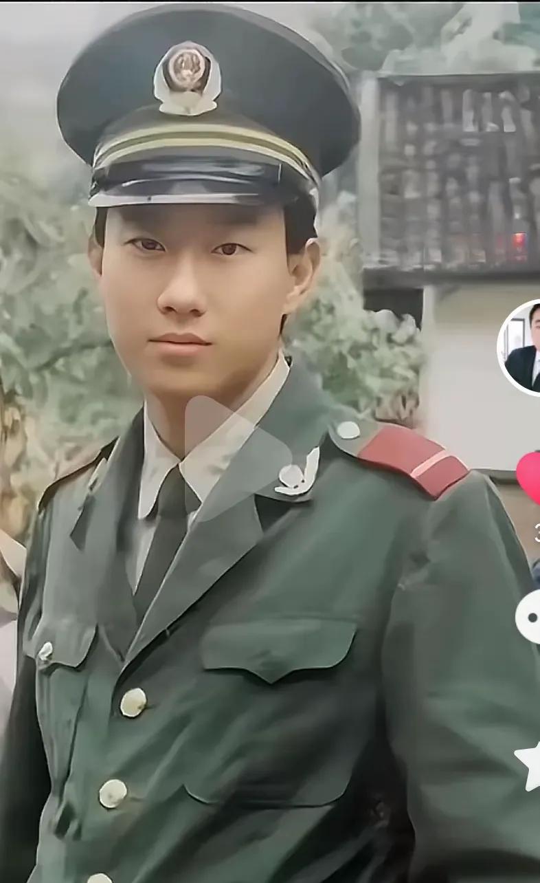 谭乔年轻的时候还挺帅的。