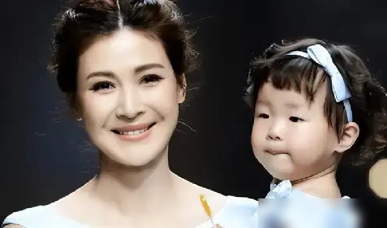 前脚刚嫁入豪门，后脚老公就进了铁窗，1.4个亿的执行单直接贴到她脸上。
你以为