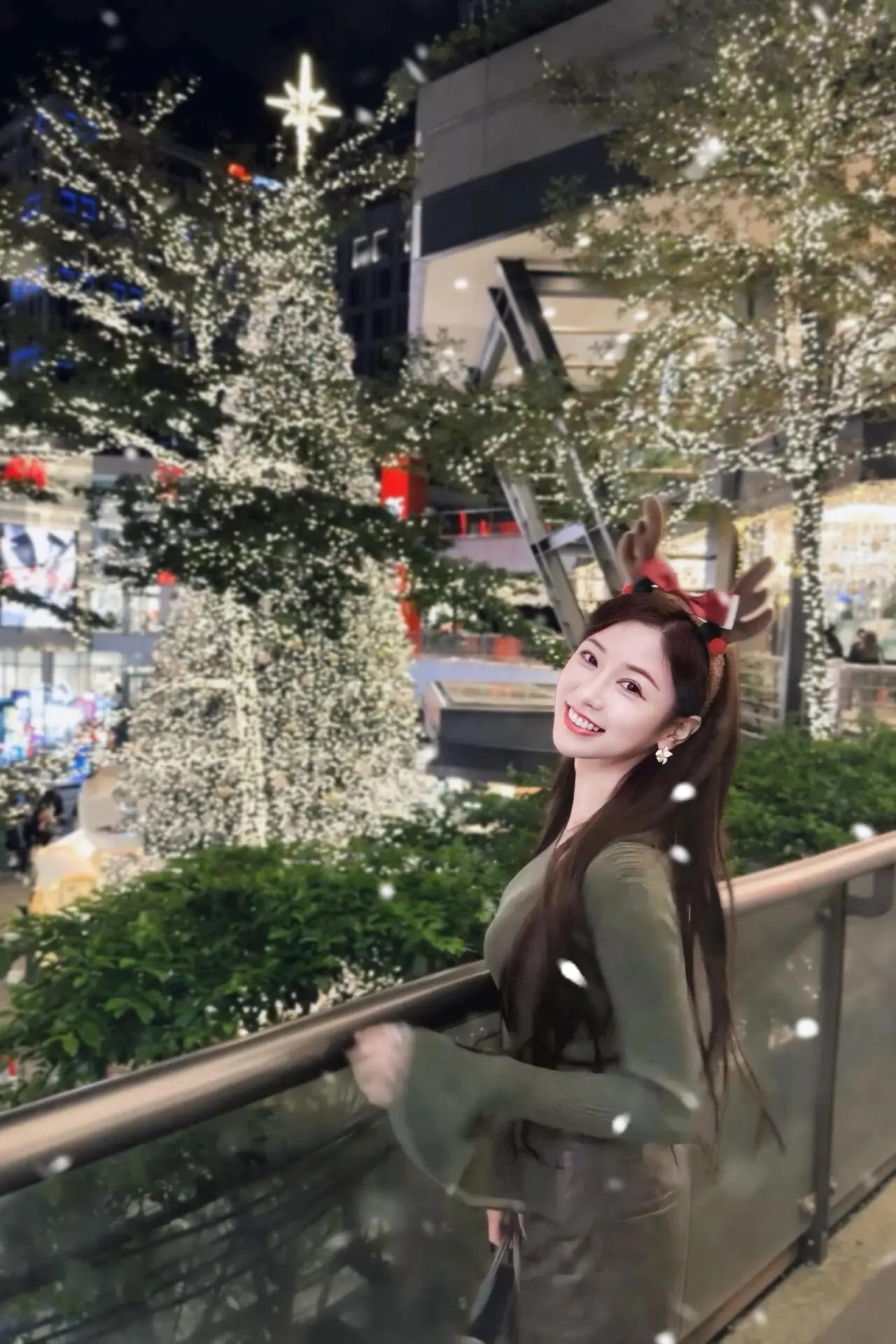  夜色里的星光树和麋鹿发箍，凑齐了圣诞的甜糯氛围感✨
