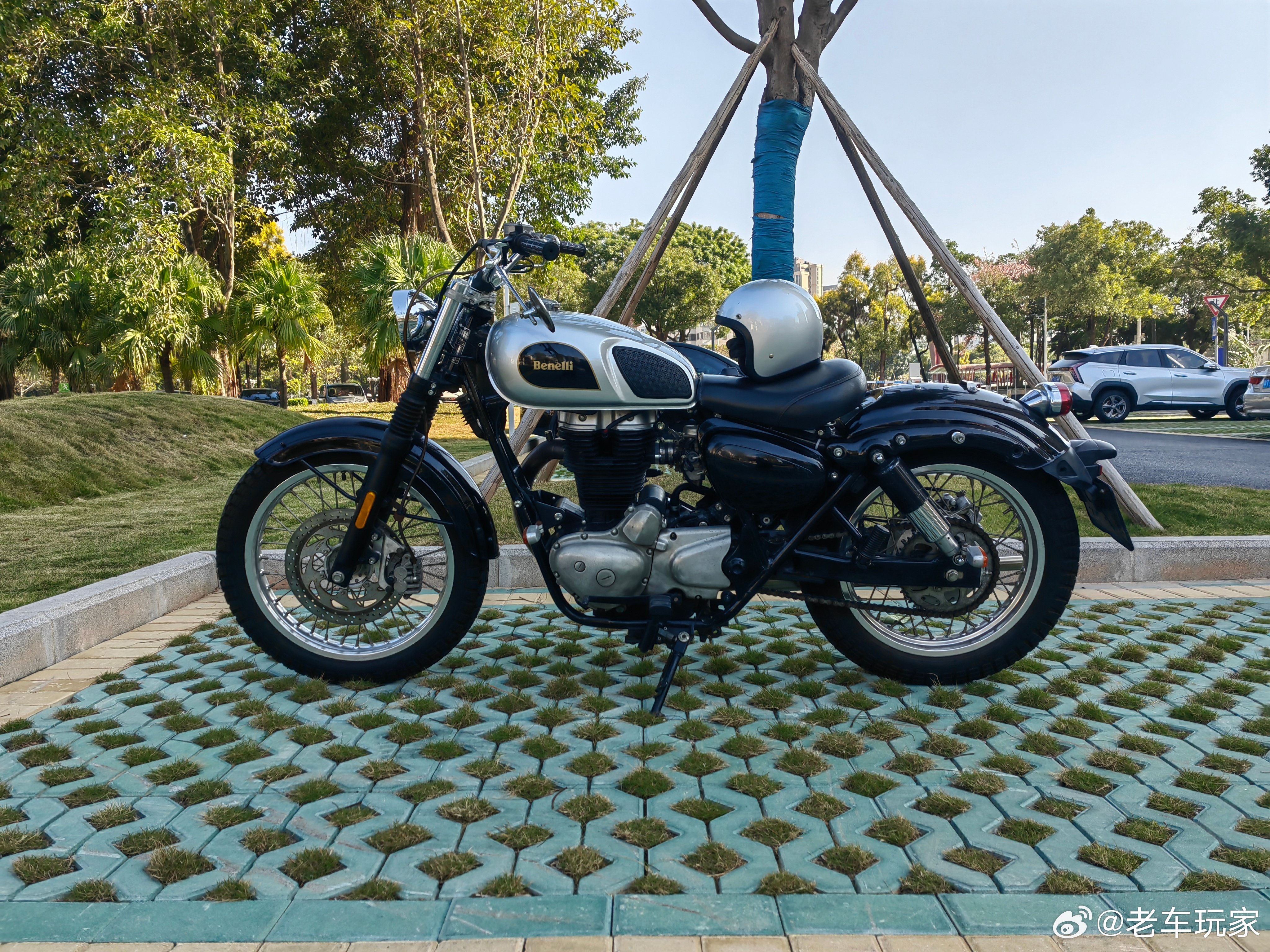 今天我到了中山探望朋友，巧遇一部古典电单车(图一)，遇到了一间由香港人开的户外咖