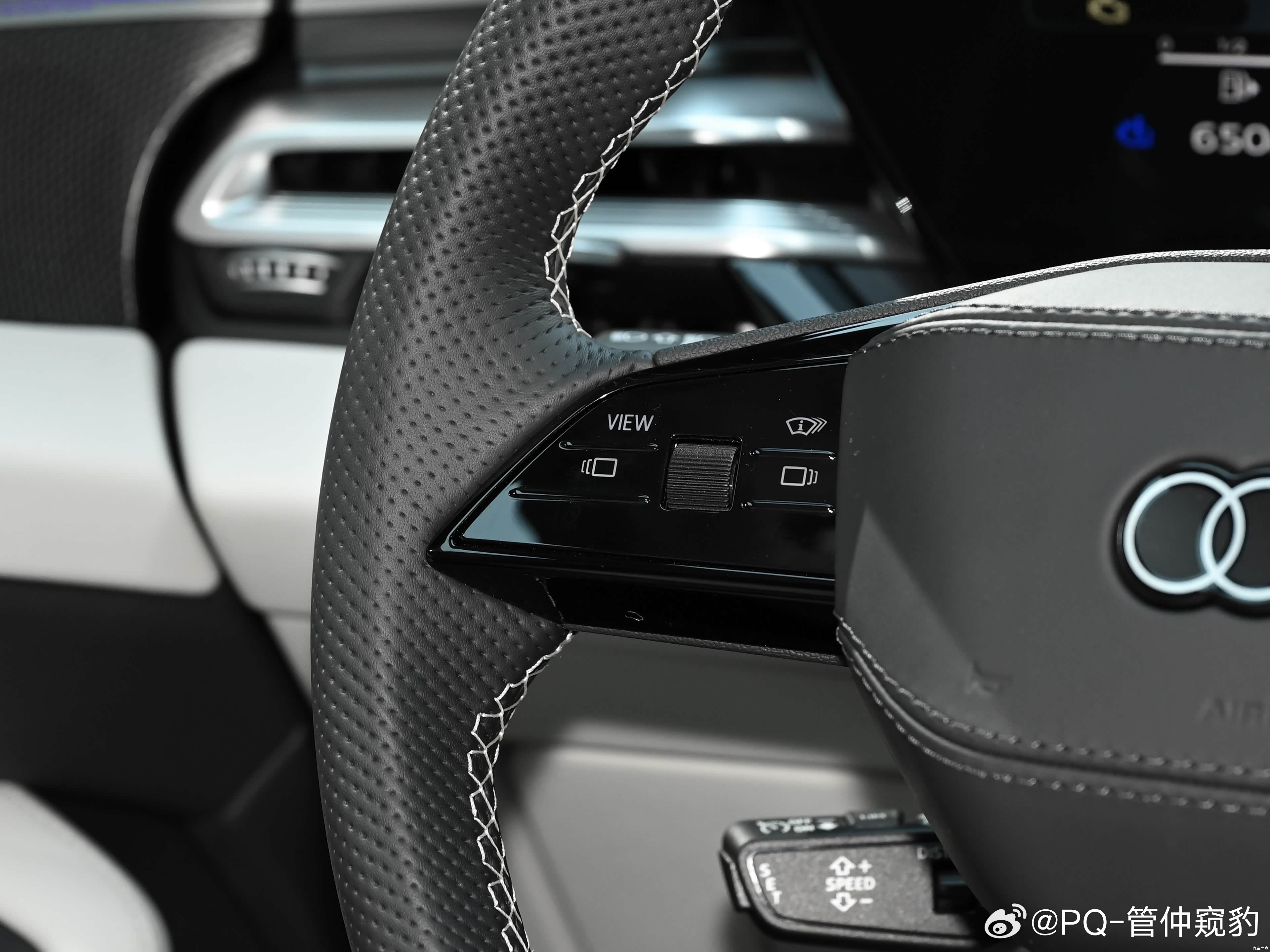 全新奥迪a6l C9较老款C8方向盘做了哪些改变？①轮圈从平底D字变成平底+平头