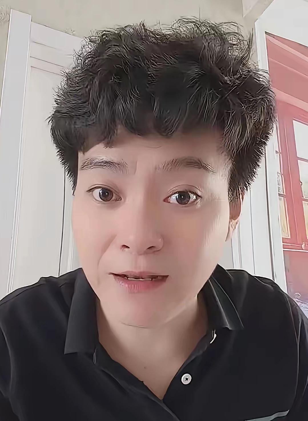 穷游小峰直播时毫不避讳，挨个点名谈及28主播，个个都赚的盆满钵满。

小峰先讲自
