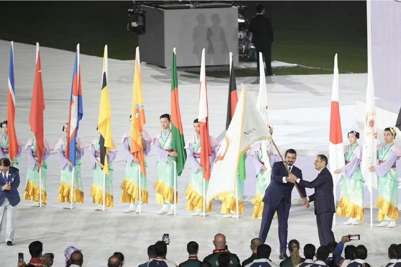 日本代表团彻底尴尬了！

先说闭幕式这个画面。

10月4日晚，爱知·名古屋亚运