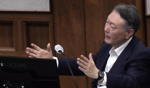 【检方求刑10年！尹锡悦涉妨碍逮捕等多项罪名终审】韩媒报道，特别检察官组26日在