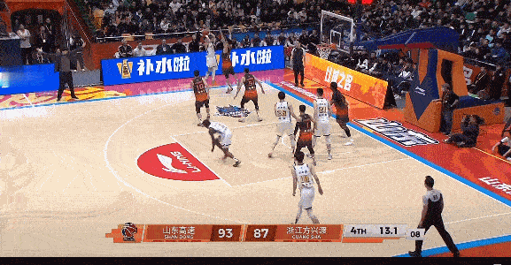 山东男篮爆冷主场93:87击败卫冕冠军浙江广厦，结束对手七连胜，最后十几秒成了浙