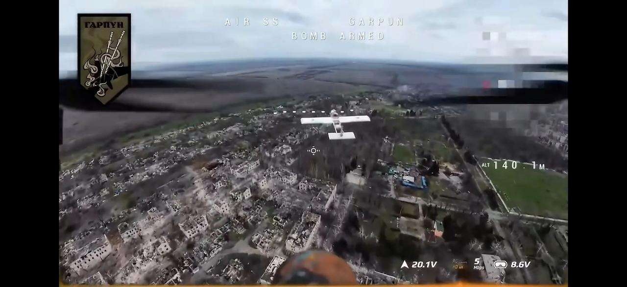 乌军的一架多轴无人机装上了经过改装、拥有瞄准具的霰弹枪，在空中发现一架俄军小型固