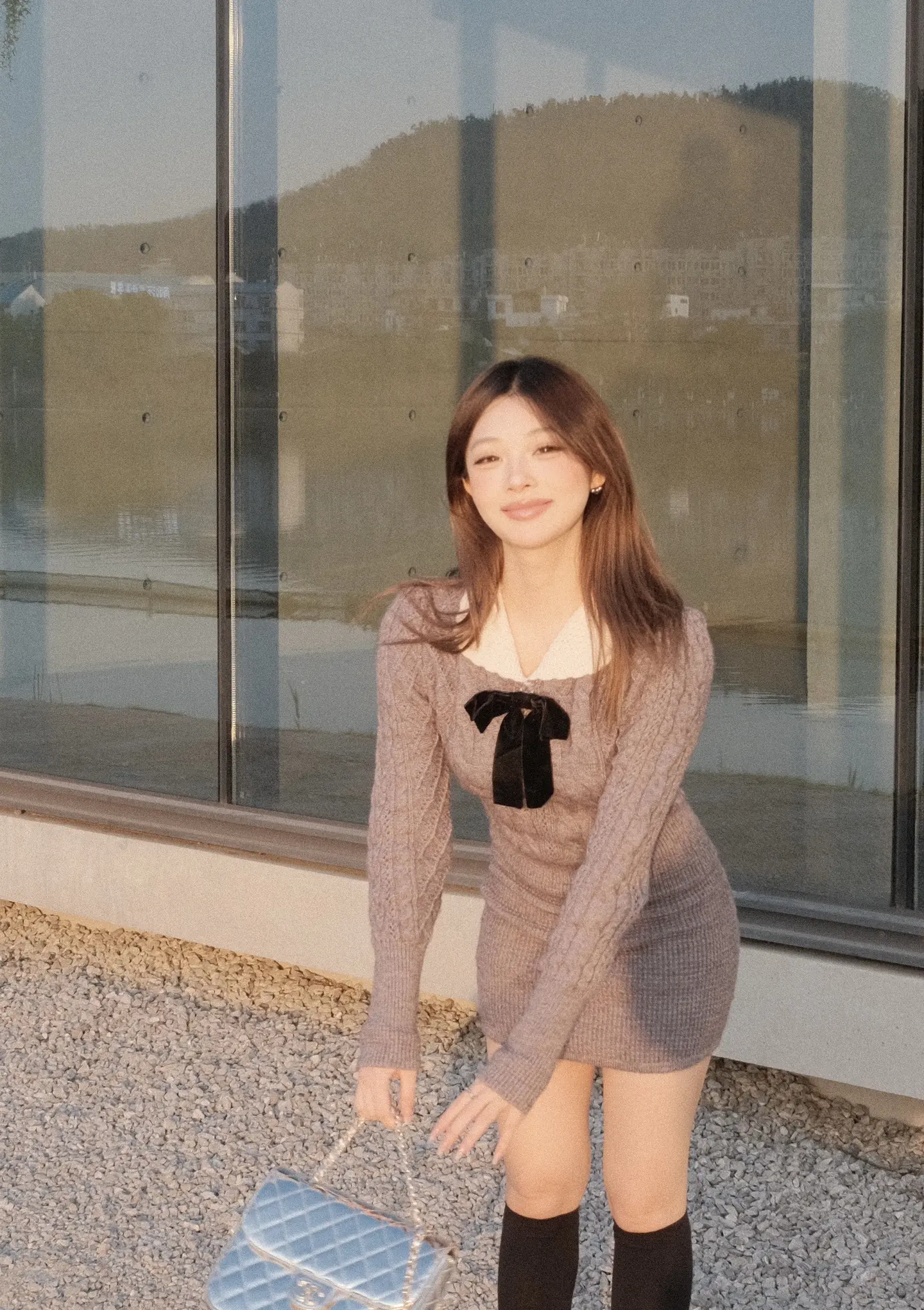 和煦的阳光打在她身上，她站在我身旁，我被光所诱惑，被她所吸引，与她的同...