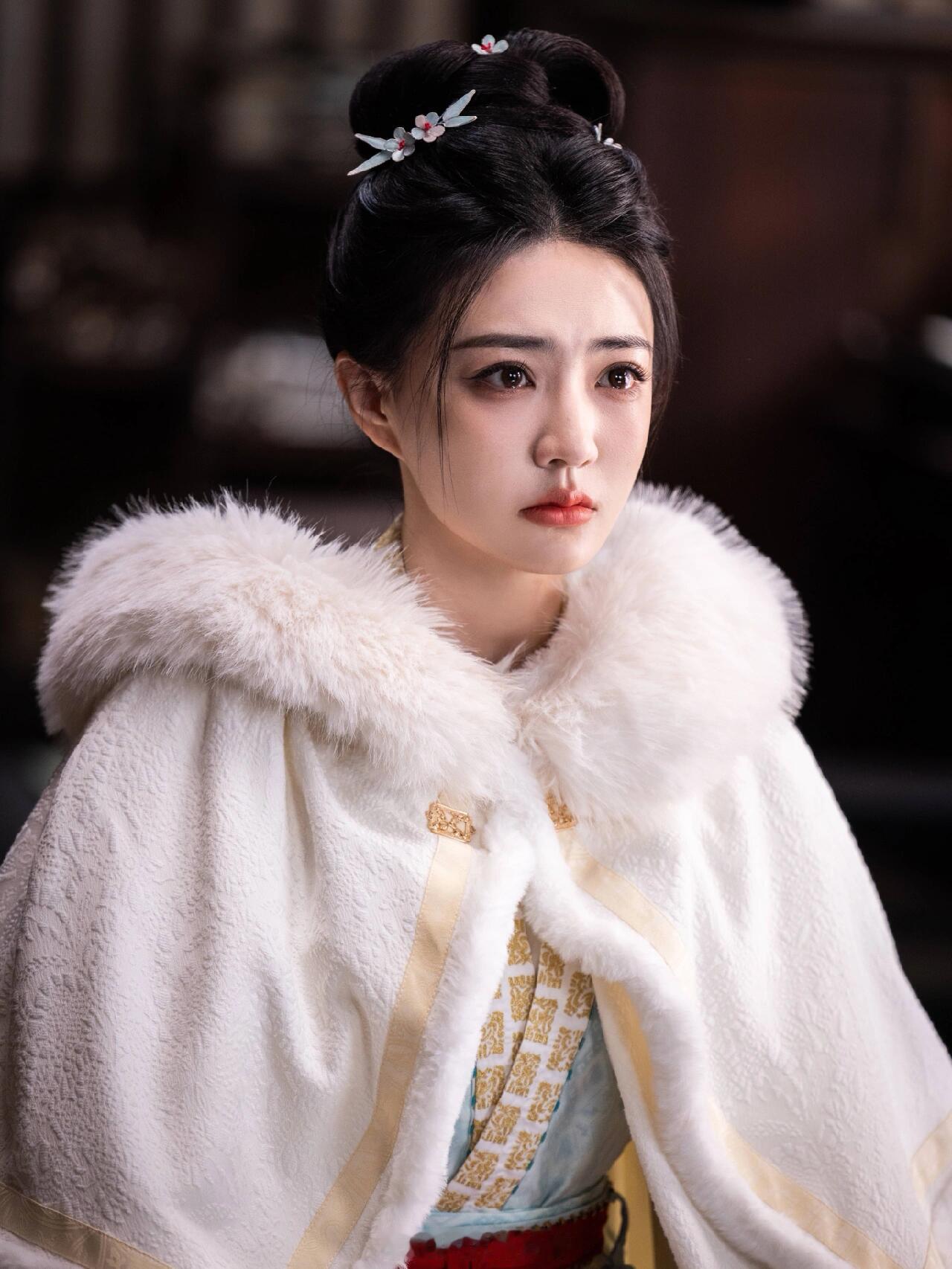 网友连夜给白莞写的重生文在重生文里，她终于可以抛却剧本的桎梏，活成自己故事里的太