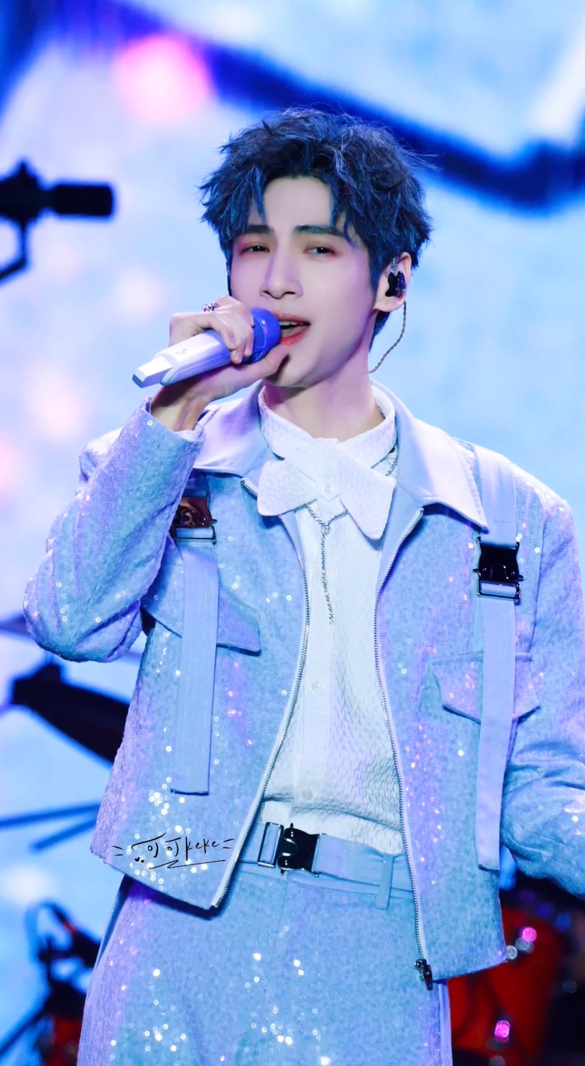 回顾一组罗云熙阜阳斑马音乐节超绝live图舞台上真的在发光来着，每一帧都是神图百