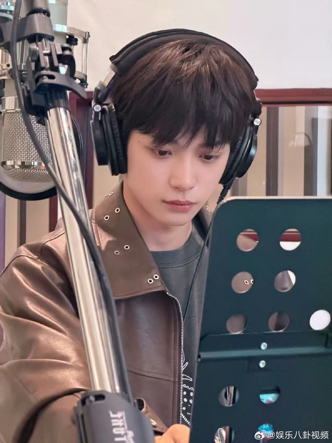 梓渝在录新歌了工作室晒梓渝录歌照期待梓渝新歌早日与我们见面工作室晒梓渝录歌liv