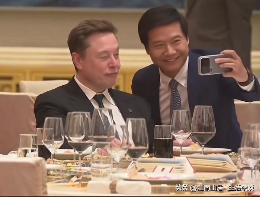 看来世界首富马斯克的粉丝，覆盖面还是很广的。那场晚宴上，就连雷军和库克，都来找他