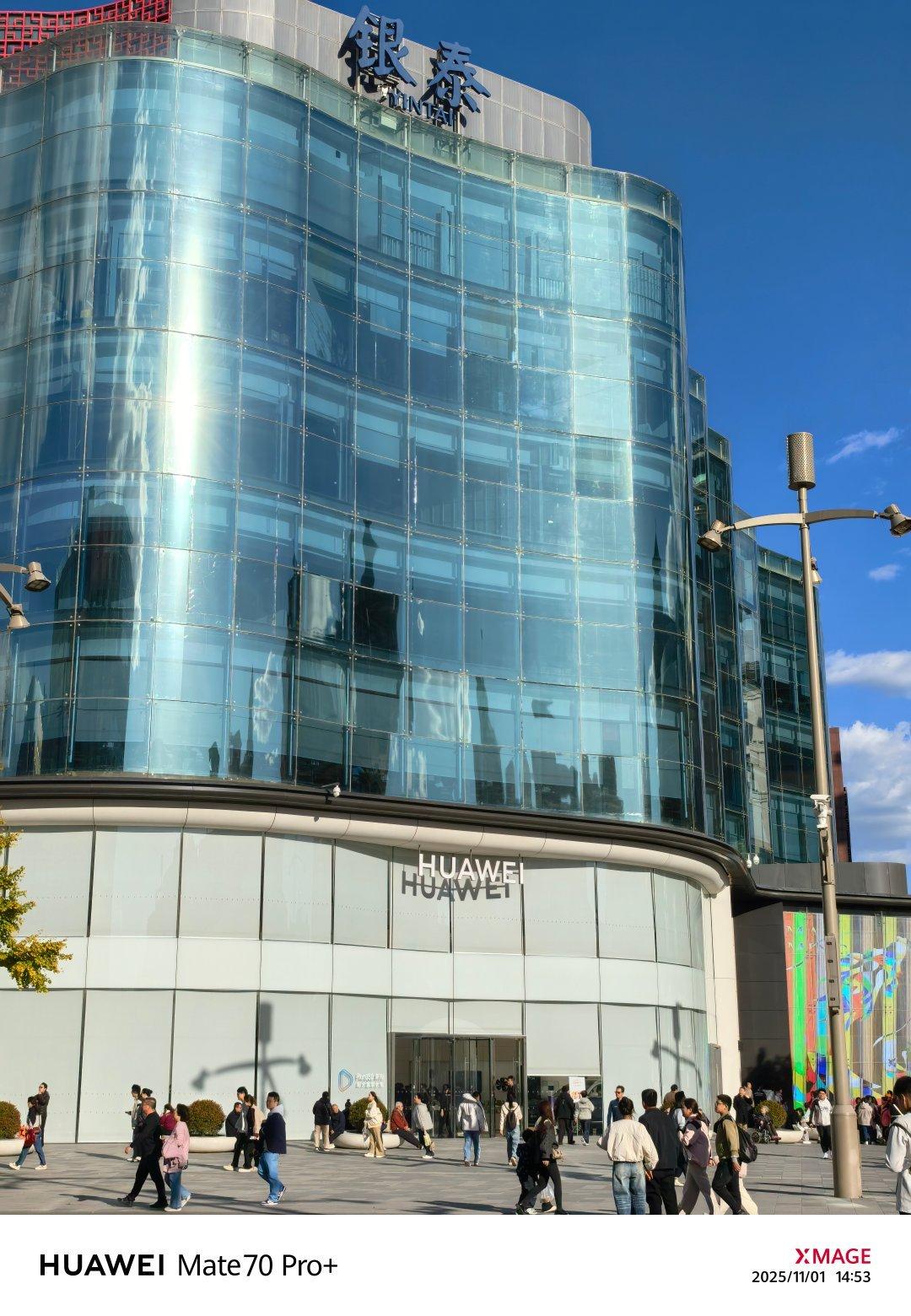 王府井大街，随处可见的华为。[doge]  ​​​