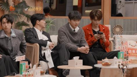 王赫野聪明大脑又占领高地了 声生不息谁能拒绝王赫野的彩虹屁？连有朋哥都被拿捏了 