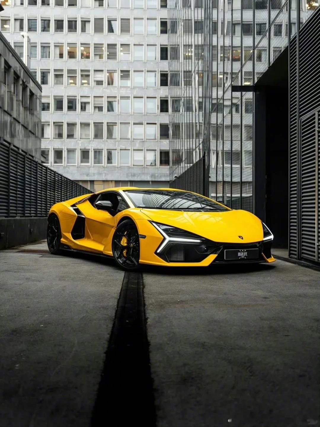 兰博基尼Revuelto，这个颜色怎么样？ 