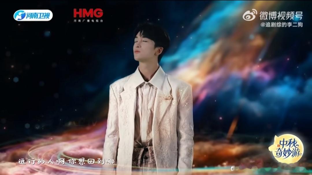 黄子弘凡在治愈系赛道狂奔初听《有月亮的地方》，沉醉于黄子弘凡温柔的嗓音和舞台氛围