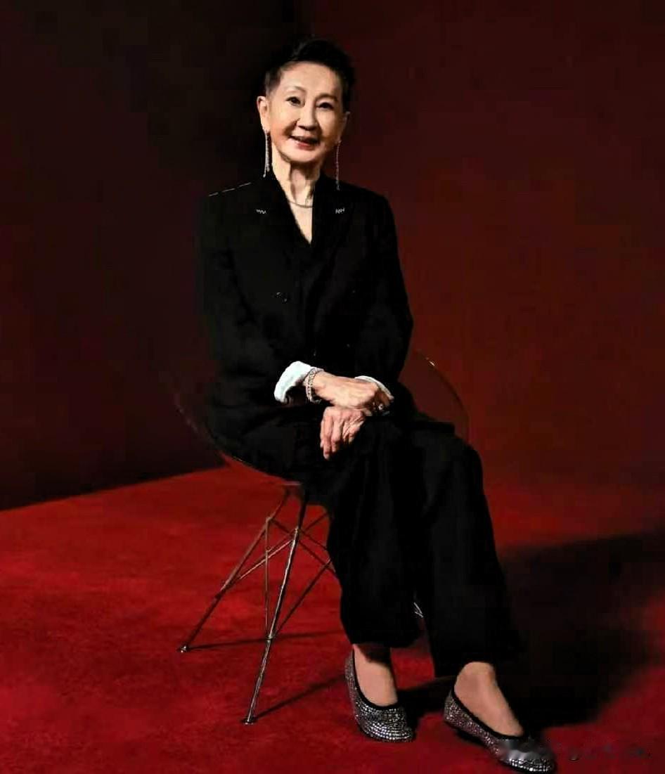 75岁的施南生去世了，
她不是死于意外，
也不是死于高龄，而是死于我们谁都难以躲