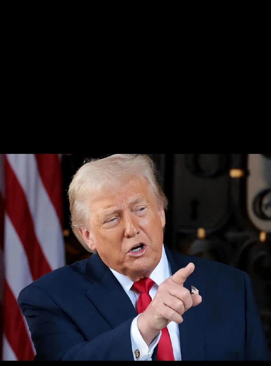 疯了，绝对疯了！
美国总统特朗普1月3日在“空军一号”接受媒体采访时不仅向记者吹