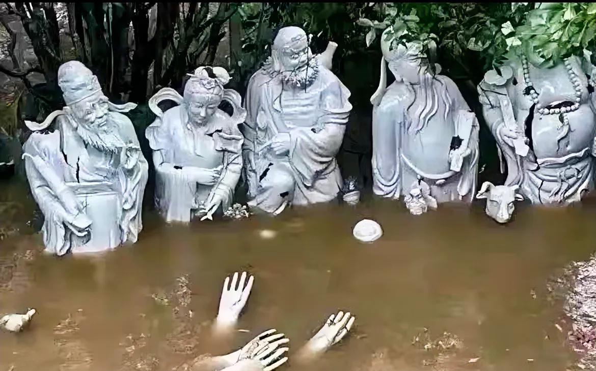 暴雨涨水后的神仙们在议论纷纷。