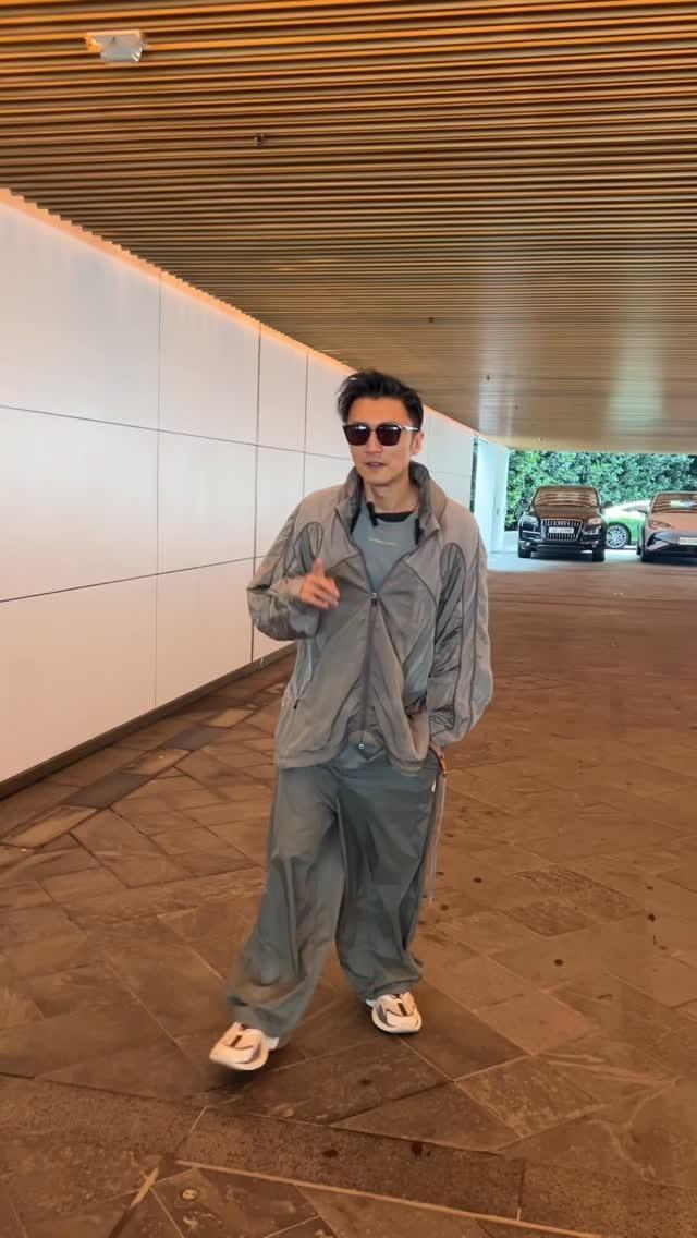 香港男星谢贤打破健康谣言！昨日谢霆锋45岁生日宴上，四哥一身酷黑造型亮相，戴帽举