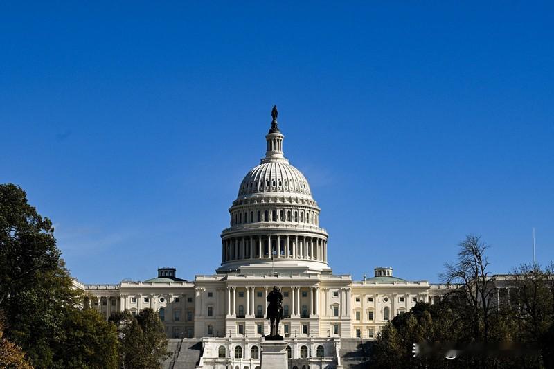 美国政府停摆给航空业带来了巨大冲击。自10月1日政府“停摆”以来，原本人员短缺的